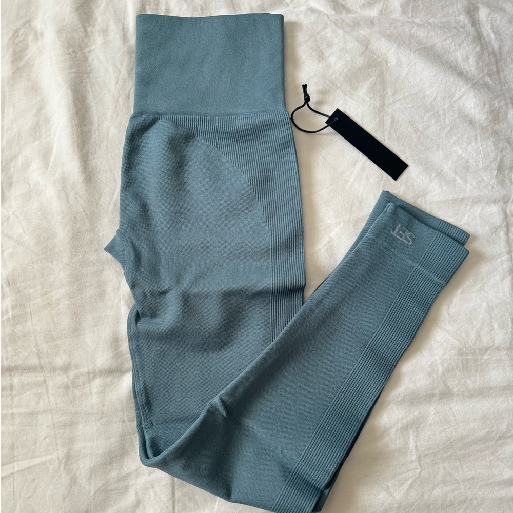 Set Active Leggings in “Wave”